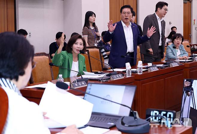 [서울=뉴시스] 김금보 기자 = 국민의힘 의원들이 2일 오후 서울 여의도 국회에서 열린 법제사법위원회 전체회의에서 추미애 위원장과 여당 의원들에게 나경원 국민의힘 간사 선임 등 운영과 관련해 항의하고 있다. 2025.09.02. kgb@newsis.com