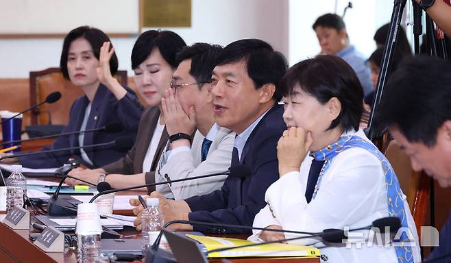 [서울=뉴시스] 김금보 기자 = 더불어민주당 의원들이 2일 서울 여의도 국회에서 열린 법제사법위원회 전체회의에서 토론 종결 거수 투표를 하며 조소하고 있다. 2025.09.02. kgb@newsis.com