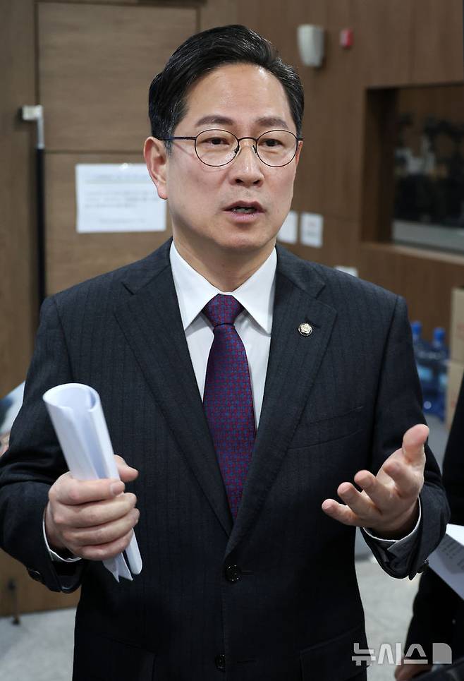 [서울=뉴시스] 조성우 기자 = 국회 기획재정위원회 간사인 박수영 국민의힘 의원이 20일 오전 서울 여의도 국회 소통관에서 열린 연금개혁 관련 기자회견을 마친 뒤 취재진 질문에 답하고 있다. 2025.03.20. xconfind@newsis.com