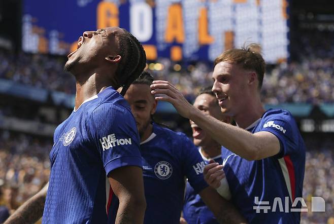 [이스트 러더퍼드=AP/뉴시스] 첼시(잉글랜드)의 주앙 페드로(왼쪽)가 13일(현지 시간) 미 뉴저지주 이스트 러더퍼드의 메트라이프 스타디움에서 열린 2025 국제축구연맹(FIFA) 클럽 월드컵 결승전 파리 생제르맹(PSG, 프랑스)과의 경기 후반 43분 쐐기 골을 넣고 환호하고 있다. 첼시가 PSG를 3-0으로 완파하고 우승을 차지했다. 2025.07.14.