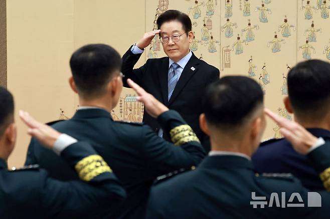 [서울=뉴시스] 최동준 기자 = 이재명 대통령이 2일 서울 용산 대통령실 청사에서 열린 대장 진급·보직 신고 및 삼정검 수치 수여식에서 대장 진급자들로부터 거수 경례를 받고 있다. (대통령실통신사진기자단) 2025.09.02. photocdj@newsis.com