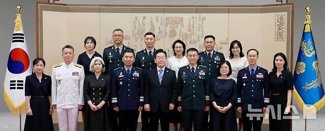 [서울=뉴시스] 최동준 기자 = 이재명 대통령이 2일 서울 용산 대통령실 청사에서 열린 대장 진급·보직 신고 및 삼정검 수치 수여식에서 대장 진급자 등 참석자들과 기념촬영을 하고 있다.이날 수여식은 합동참모의장 후보자인 진영승 전략사령관, 김규하 육군참모총장, 강동길 해군참모총장, 손성락 공군참모총장, 김성민 한미연합사 부사령관, 주성운 지상작전사령관, 김호복 2작전사령관이 대장 진급·보직 신고를 했다. (대통령실통신사진기자단) 2025.09.02. photocdj@newsis.com