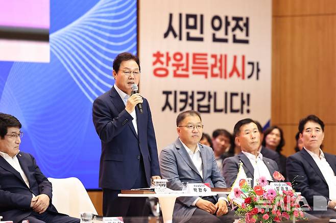 [창원=뉴시스]박완수 경남도지사가 2일 오후 국립창원대학교 가온홀에서 '도지사-창원시민 도민상생토크'에 앞서 인사말을 하고 있다.(사진=경남도 제공) 2025.09.02. photo@newsis.com