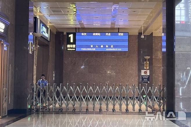 [베이징=뉴시스] 박정규 특파원 = 2일 오후 김정은 북한 국무위원장이 도착하기에 앞서 베이징역 일부 플랫폼이 폐쇄돼있다. 2025.09.02 pjk76@newsis.com