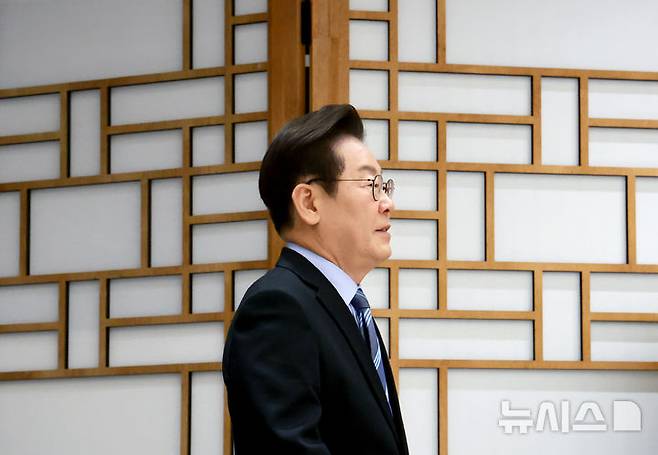 [서울=뉴시스] 최동준 기자 = 이재명 대통령이 2일 서울 용산 대통령실 청사에서 열린 대장 진급·보직 신고 및 삼정검 수치 수여식에 입장하고 있다. (대통령실통신사진기자단) 2025.09.02. photocdj@newsis.com