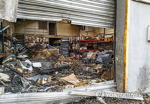 영국 범죄자의 방화로 불탄 우크라이나 지원물자 창고 [AP=연합뉴스 자료사진 제공]