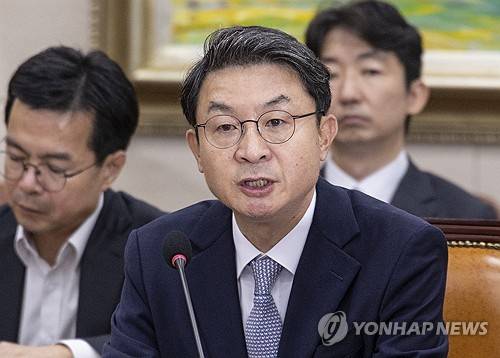 의원 질의에 답하는 이억원 금융위원장 후보자 [연합뉴스 제공]