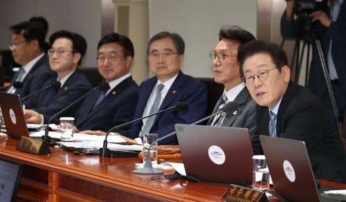이재명 대통령이 2일 용산 대통령실에서 국무회의를 주재하고 있는 모습. 왼쪽에서 두번째는 김정관 산자부 장관. [사진 제공] 연합뉴스