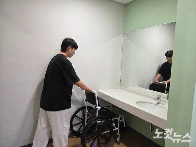 지난 7월 개관한 용인 기흥국민체육센터에 마련된 가족 탈의실·샤워실·화장실. 배리어프리(Barrier Free)가 적용돼 휠체어 이용객의 접근성이 높아졌다. 정성욱 기자