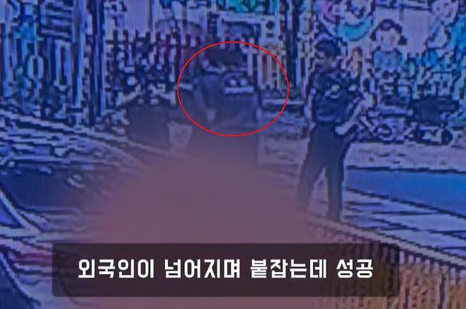 지난 6월 제주시 연동에서 기초질서 위반 행위를 단속하던 경찰을 보고 도망친 불법체류자가 붙잡힌 모습. 제주경찰청 제공