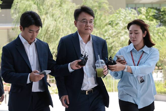 박성근 전 국무총리 비서실장이 2일 서울 종로구 KT광화문빌딩에 마련된 김건희 여사 관련 의혹을 수사하는 민중기 특별검사팀 사무실에 출석하고 있다. 연합뉴스