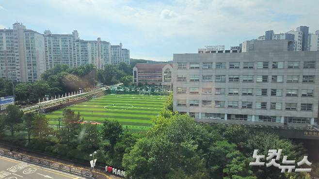 대학 본관에서 내려다 본 유니온스타디움 전경. 한세대는 한세2030 비전 아래 미래인재양성을 위한 교육인프라 확충에 나서고 있다. 송주열 기자