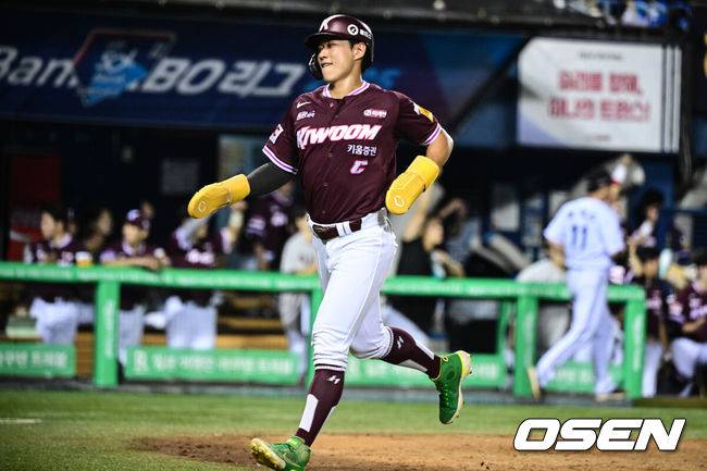 [OSEN=잠실, 조은정 기자]30일 오후 서울 잠실구장에서 ‘2025 신한 SOL Bank KBO리그’ LG 트윈스와 키움 히어로즈의 경기가 열렸다.홈팀 LG는 톨허스트, 방문팀 키움은 박정훈을 선발로 내세웠다.8회초 1사 1루 키움 송성문이 임지열 1타점 2루타에 득점을 올리고 있다. 2025.08.30 /cej@osen.co.kr