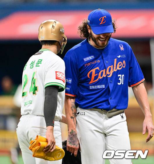 [OSEN=고척, 박준형 기자] 28일 오후 서울 고척스카이돔에서 ‘2025 신한 SOL BANK KBO리그’ 키움 히어로즈와 한화 이글스의 경기가 진행됐다.이날 키움은 하영민을, 한화는 폰세를 선발투수로 내세웠다.5회말 이닝종료 후 3출루 기록했던 키움 송성문이 한화 폰세의 엉덩이를 두드리고 있다.    2025.08.28 / soul1014@osen.co.kr