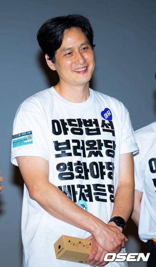 [OSEN=민경훈 기자] 26일 오후 서울 용산구 한강로동 CGV 용산아이파크몰에서 영화 '야당' 무대인사가 진행됐다.‘야당’은 대한민국 마약판을 설계하는 브로커 ‘야당’, 더 높은 곳에 오르려는 ‘검사’, 마약 범죄 소탕에 모든 것을 건 ‘형사’가 서로 다른 목적을 가지고 엮이며 펼쳐지는 범죄 액션 영화로 배우 박해준, 류경수, 채원빈, 유해진, 강하늘이 출연한다.배우 박해준이 무대인사에 참여하고 있다. 2025.04.26 / rumi@osen.co.kr