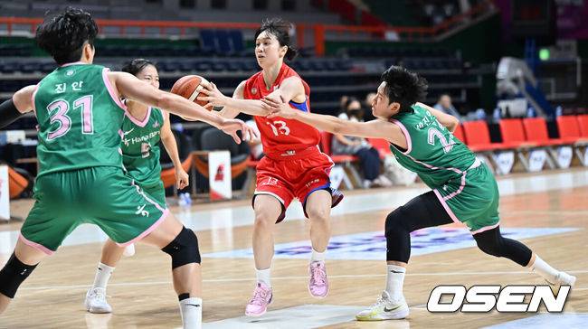 [OSEN=부산, 이석우 기자] 2일 부산 사직실내체육관에서 2025 BNK금융 박신자컵 조별예선 부천 하나은행과 덴소 아이리스(일본)의 경기가 열렸다. ‘박신자컵’은 한국 여자 농구의 전설적인 선수 박신자를 기리기 위해 2015년에 창설한 대회로 올해는 BNK 썸 등 한국여자프로농구 6개 구단과 후지쯔 레드 웨이브(일본), 덴소 아이리스(일본), 카사데몬트 사라고사(스페인), DVTK 훈테름(헝가리) 등 4개 해외 초청팀이 참가한다.덴소 아이리스(일본) 기무라 아미가 부천 하나은행 박진영, 고서연의 마크를 피해 패스를 시도하고 있다. 2025.09.02 / foto0307@osen.co.kr