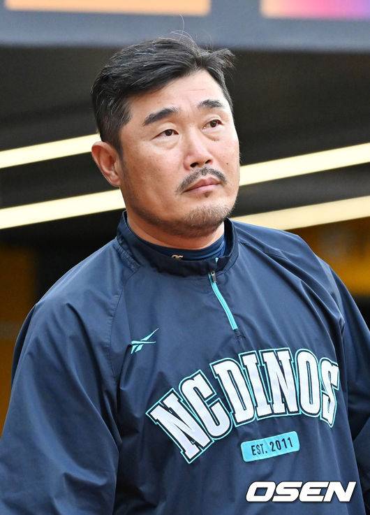 [OSEN=인천, 민경훈 기자] 29일 인천 SSG랜더스필드에서 ‘2025 신한 SOL Bank KBO리그’ SSG 랜더스와 NC 다이노스의 경기가 열렸다.홈팀 SSG는 화이트, 어웨이팀 NC는 김녹원을 선발로 내세웠다.NC 이호준 감독이 덕아웃에서 그라운드를 바라보고 있다. 2025.08.29 / rumi@osen.co.kr