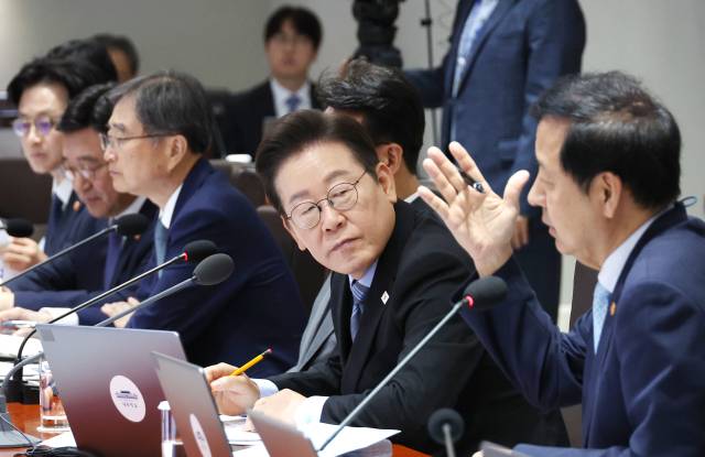 ▲이재명 대통령이 2일 용산 대통령실에서 열린 국무회의에서 현안 토의 중 구윤철 경제부총리 겸 기획재정부 장관의 발언을 듣고 있다. ⓒ연합뉴스