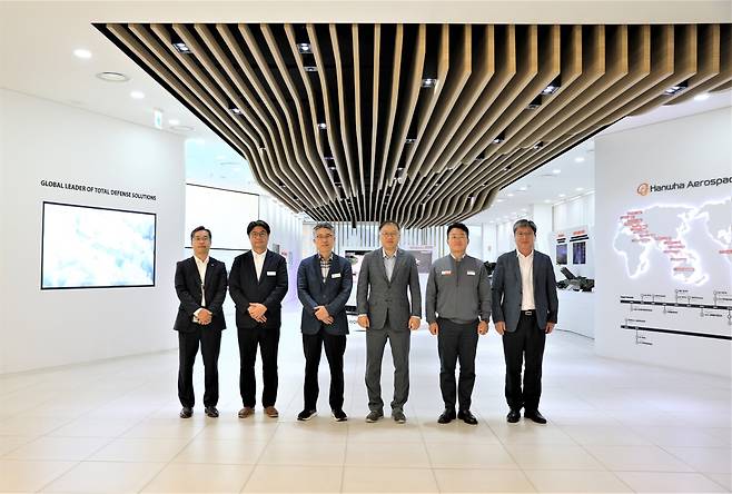 장금용 창원시장 권한대행(왼쪽 네 번째), K-방산의 주역 한화에어로스페이스 방문. 한화에어로스페이스 제공