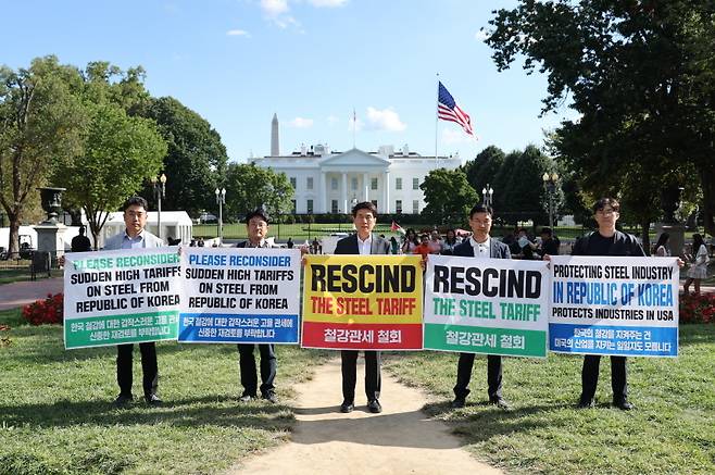 이강덕 포항시장이 버지니아한인회와 함께 현지시간 1일 워싱턴 D.C. 백악관 앞에서 '철강 관세 인하 촉구' 캠페인을 전개하고 있다. 포항시 제공