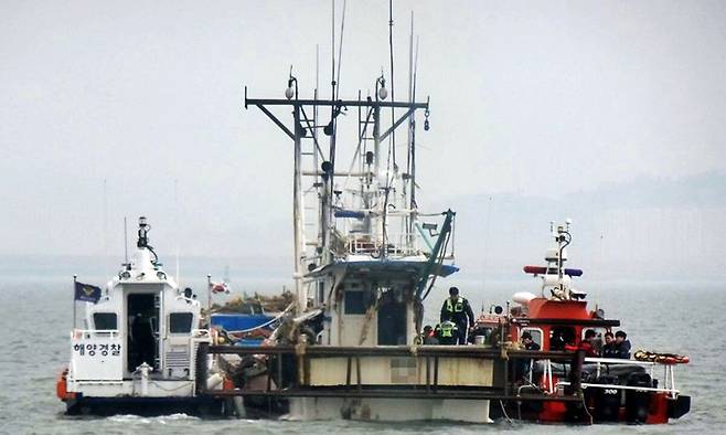 전북 서해 군산항로 돌핀부두 인근 해상에서 기괸 고장으로 표류하던 선박을 해경이 출동해 안전조치 하고 있다. 군산해경 제공