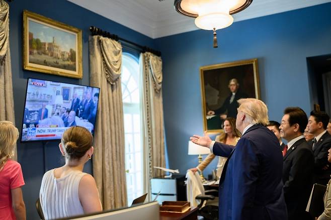 한미정상회담 보도 함께 시청하는 李대통령과 트럼프 미국 대통령 - 이재명 대통령과 도널드 트럼프 미국 대통령이 지난 25일(현지시간) 워싱턴DC 백악관에서 열린 한미정상회담에 대한 미국 현지 매체 뉴스 보도를 보기 위해 텔레비전 앞에 잠시 멈춰서 있다. 2025.08.31.백악관 제공