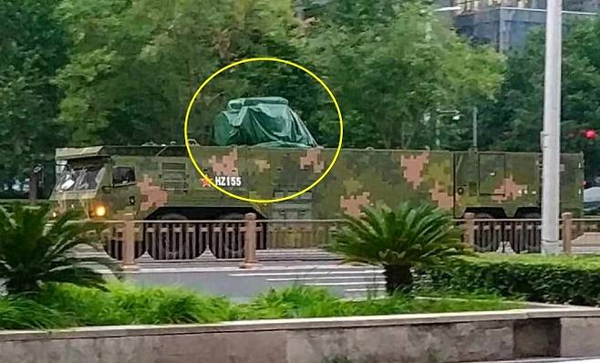 방수포에 가려진 채 모습을 드러낸 중국의 레이저 무기. 소셜미디어 캡처