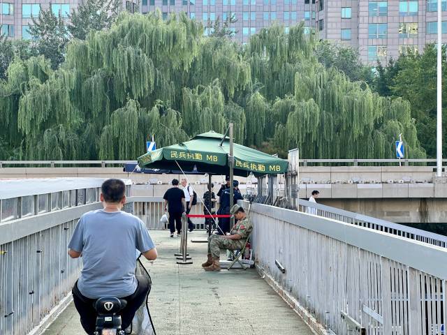 베이징역 인근 육교에 1일 무장 경찰과 일반 경찰이 배치돼 지나가는 행인들을 살피고 있다. 김광수특파원.