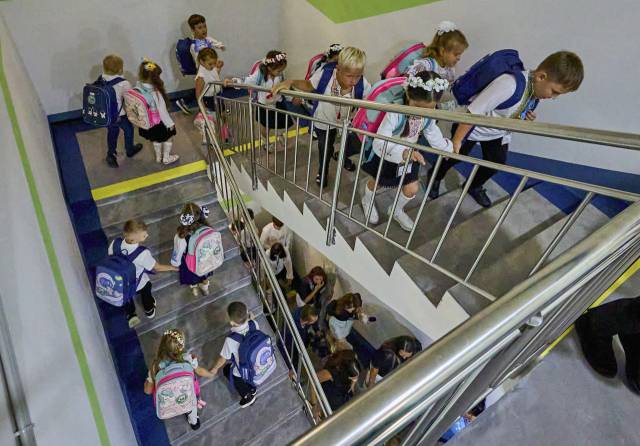 2일(현지 시간) 우크라이나 하르키우에서 새 학기를 맞은 어린이들이 지하 학교 계단을 오르고 있다. EPA연합뉴스
