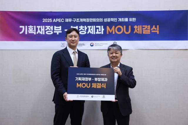 민경설 기획재정부 대외경제국장(오른쪽)과 이경원 부창제과 대표. 사진 제공=기획재정부.