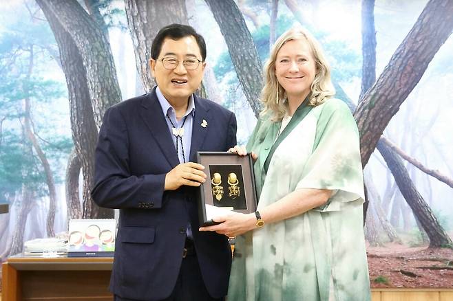 주낙영 경주시장이 1일 시장실에서 던 베넷 주한뉴질랜드 대사(오른쪽)를 접견한 후 기념촬영을 하고 있다. ⓒ경주시&nbsp;&nbsp;