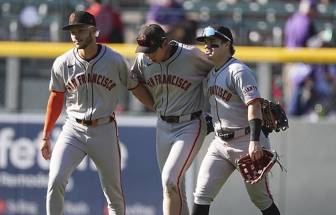 샌프란시스코 이정후(가운데)가 2일(한국시간) 쿠어스필드에서 열린 콜로라도전에서 3타수 1안타 1볼넷을 기록했다. 팀의 8-2 승리 직후 동료들과 함께 기뻐하는 이정후. 덴버(미 콜로라도주)｜AP뉴시스