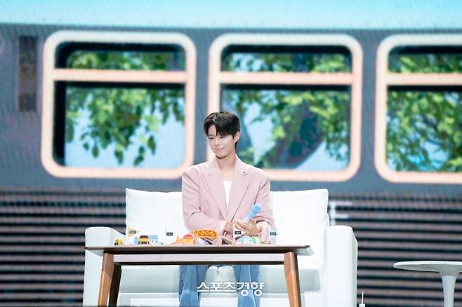 팬 미팅을 진행하고 있는 배우 박보검. 더블랙레이블 제공