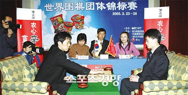 2005년 제6회 농심신라면배 세계바둑최강전에서 5연승으로 한국에 우승컵을 안긴 이창호 9단(왼쪽). 경향신문 DB