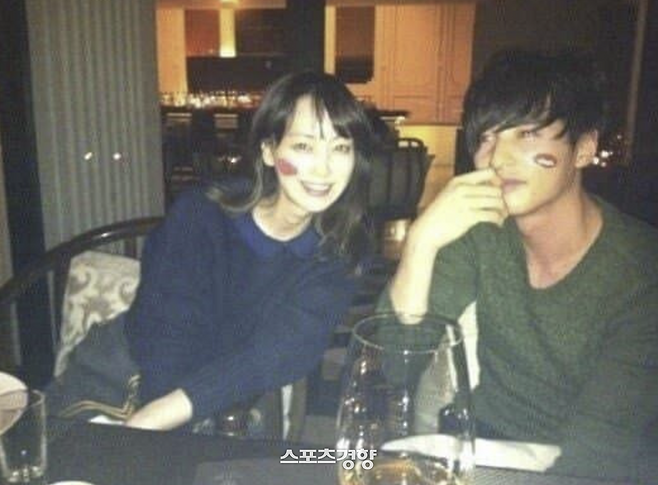 원빈과 이나영. 커뮤니티 캡처