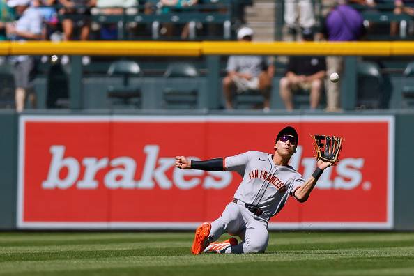 이정후가 2일 콜로라도전 1회 슬라이딩 캐치로 안타성 타구를 잡아내는 호수비를 하고 있다. 게티이미지