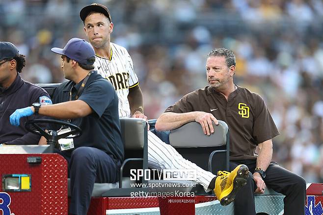 ▲ 애덤은 스스로 일어서지 못하고 카트에 실려 경기장에서 빠져나왔다.