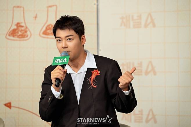 방송인 전현무가 29일 진행된 채널A 예능 '브레인 아카데미' 온라인 제작발표회에 참석해 질의응답을 하고 있다. /사진제공=채널A 2025.05.29 /사진=김휘선 hwijpg@