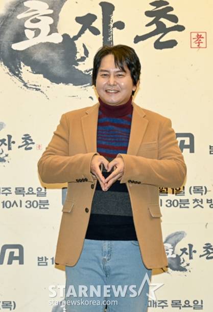 배우 윤기원이 1일 오후 서울 상암동 스탠포드호텔에서 진행된  ENA 예능 '효자촌' 제작발표회에 참석해 포즈를 취하고 있다. 오늘날 점점 희석되어 가는 효의 가치를 새롭게 돌아보기 위한 하이퍼리얼리즘 효도 버라이어티 '효자촌'은 오늘(1일) 첫 방송된다. /사진제공=ENA 2022.12.01