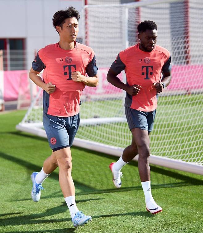 이토 히로키(왼쪽)와 알폰소 데이비스. /사진=바이에른 뮌헨 공식 SNS 갈무리