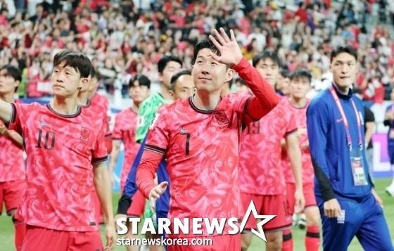 손흥민(가운데)이 지난 6월 10일 서울월드컵경기장에서 열린 한국 대 쿠웨이트의 국제축구연맹(FIFA) 2026 북중미 월드컵 아시아 3차 예선 B조 최종 10차전 승리 후 팬들에게 인사하고 있다. /사진=강영조 선임기자