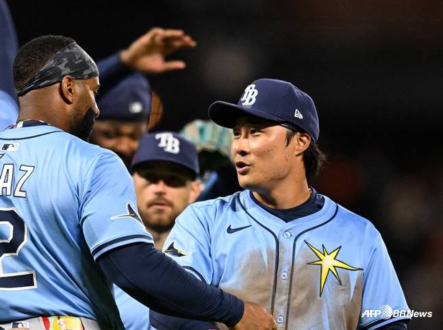 탬파베이 시절 얀디 디아즈(왼쪽)과 하이파이브를 하는 김하성(오른쪽). /AFPBBNews=뉴스1