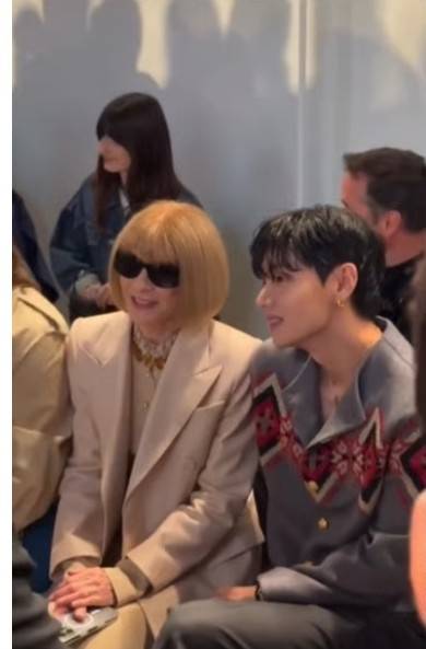 지난 7월 파리 셀린느 패션쇼에서 방탄소년단 뷔와 함께한 안나 윈투어