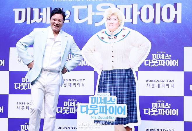 배우 정성화가 2일 서울 서대문구 이화여자대학교 삼성홀에서 진행된 뮤지컬 '미세스 다웃파이어' 제작발표회에 참석해 포즈를 취하고 있다. /2025.09.02 /사진=김휘선 hwijpg@