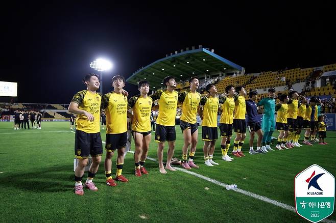 전남 드래곤즈 선수들이 광양축구전용경기장에서 경기 후 팬들에게 인사하고 있다. /사진=한국프로축구연맹 제공
