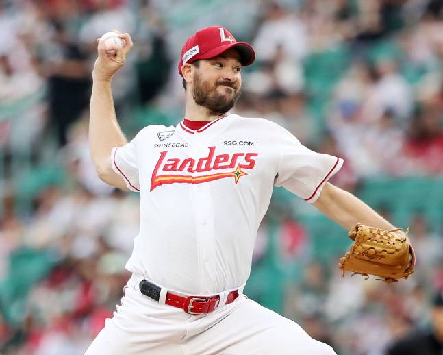 SSG 앤더슨이 2일 키움전에 선발 등판해 역투를 펼치고 있다. /사진=SSG 랜더스 제공