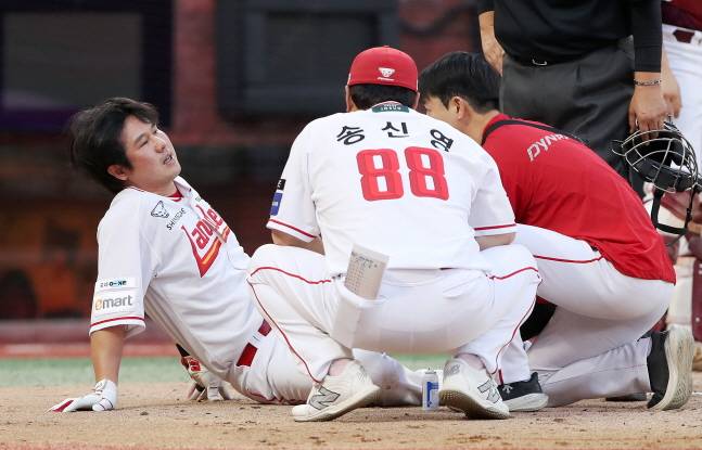 1회말 타격 도중 타구에 맞고 고통을 호소하는 최정(왼쪽). /사진=SSG 랜더스 제공