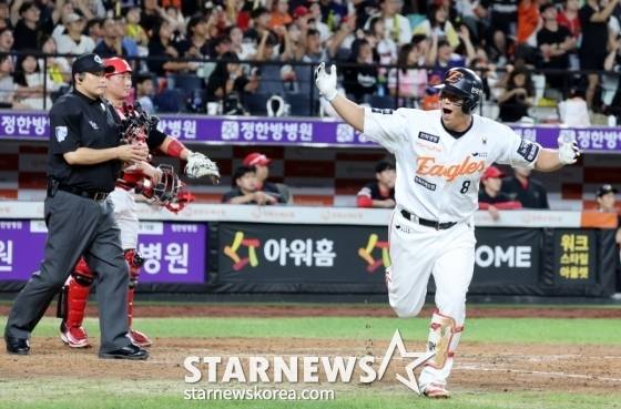 한화 4번타자 노시환이 2일 대전한화생명볼파크에서 열린 2025 KBO리그 한화 이글스와 KIA 타이거즈 경기 5회말 1사 1루에서 KIA 선발투수 김도현을 상대로 역전 스리런홈런을 터트린 후 포효하고 있다. /사진=강영조 선임기자