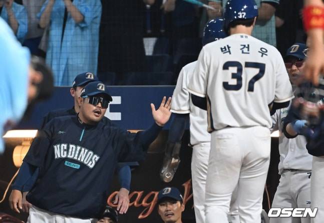 NC 이호준 감독(왼쪽)과 박건우.