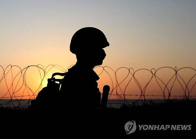 철책을 따라 [연합뉴스 자료사진]